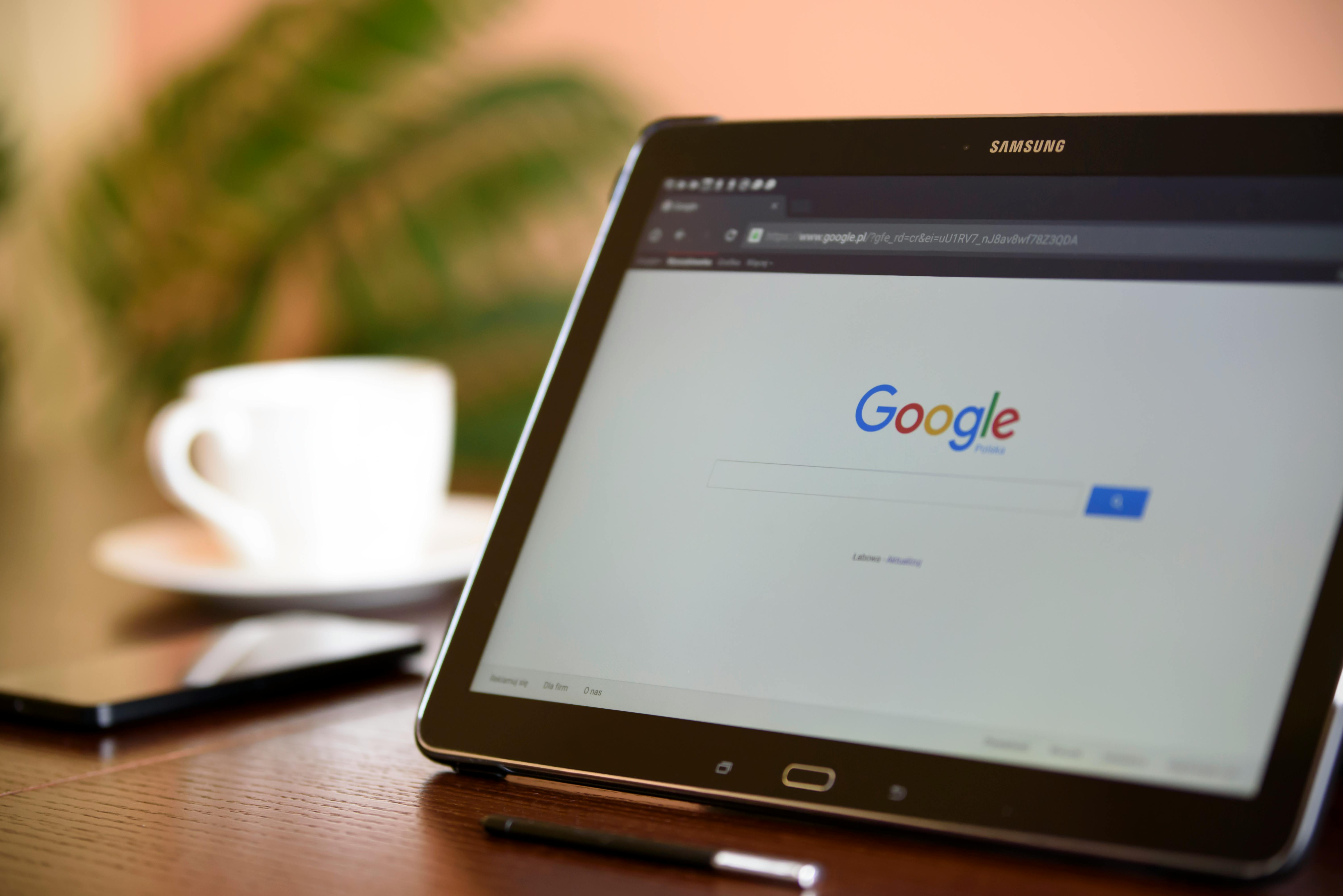 Das Bild unterstreicht die Bedeutung einer professionellen Website und Suchmaschinenpräsenz. Es visualisiert, dass Kunden heute über Google &amp; Co. nach lokalen Dienstleistern suchen – genau hier setzt unsere Dienstleistung an.