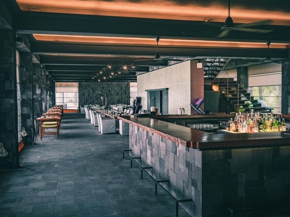 Modernes Restaurant- oder Hotelinterieur mit Bar und Sitzbereich.